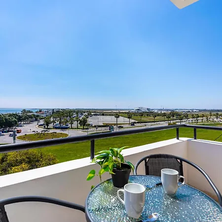 Daire Peale's 2-br & Balcony In Mackenzie Larnaca