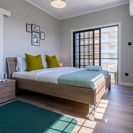 Peale's 2-br & Balcony In Mackenzie * Larnaca