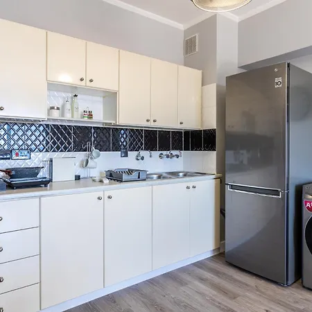 Peale's 2-br & Balcony In Mackenzie Daire