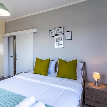 Daire Peale's 2-br & Balcony In Mackenzie *