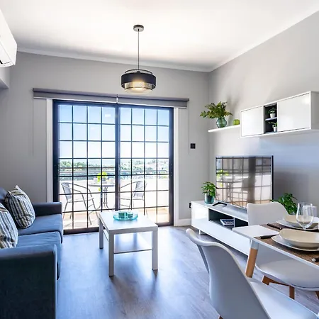Peale's 2-br & Balcony In Mackenzie דירה