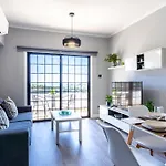 Peale's 2-br & Balcony In Mackenzie 公寓