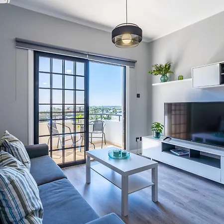 Peale's 2-br & Balcony In Mackenzie Apartman Lárnaka